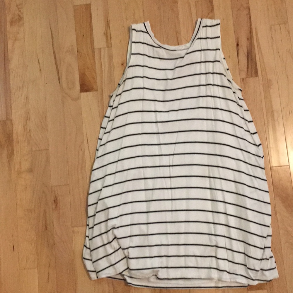 Black and white open back dress with pockets!